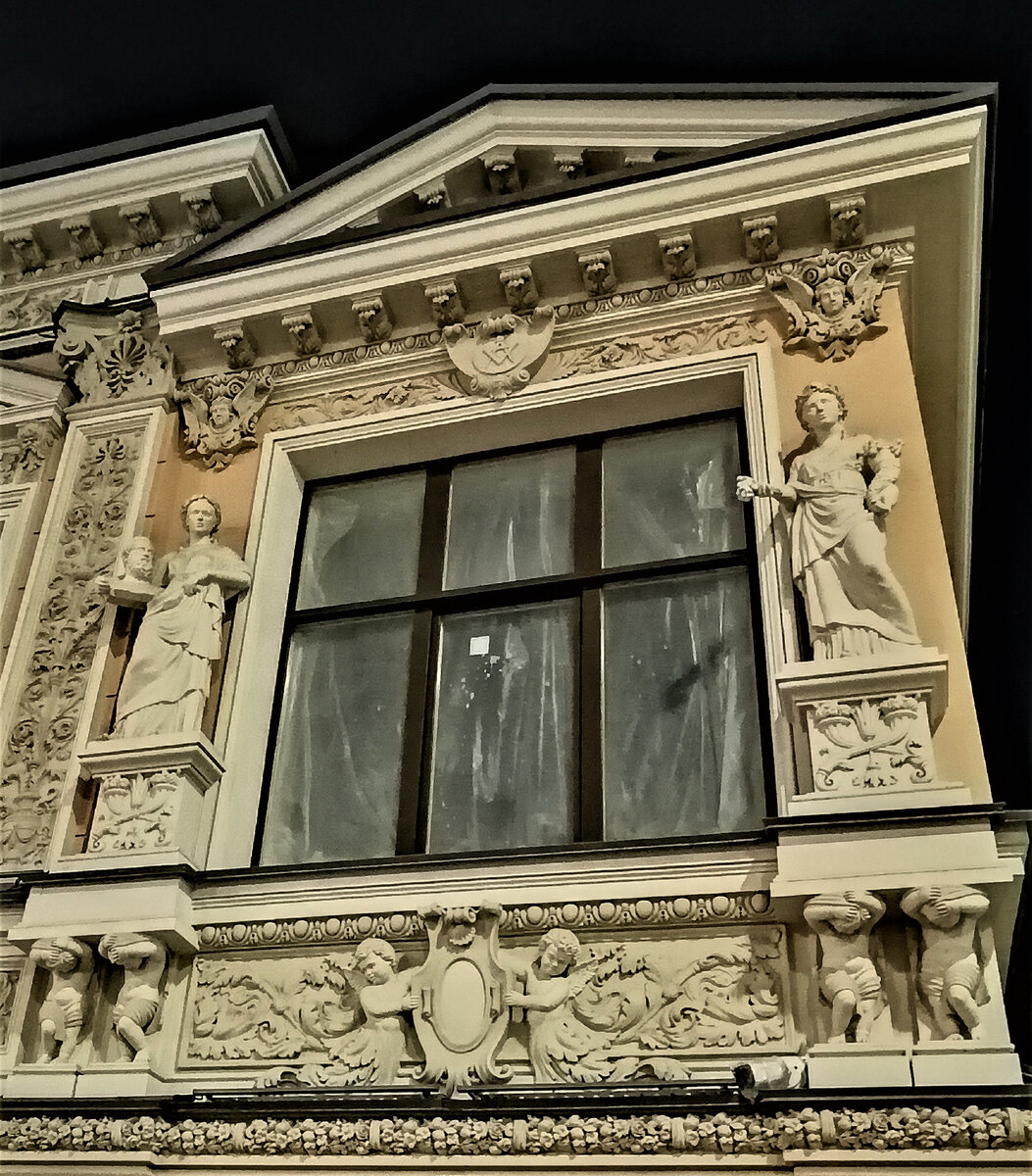 Циркуль с наугольником над окном в недавно отреставрированном особняке 19 века на Земляном валу