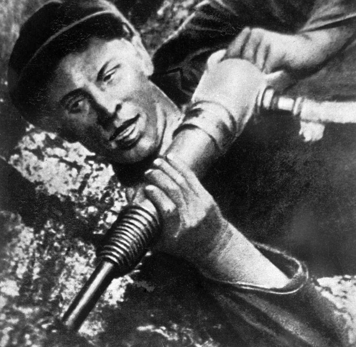    В 1935 году шахта «Центральная-Ирмино» в посёлке Ирмино Сталинской области безнадёжно отставала по производительности труда. Чтобы исправить ситуацию, было решено провести общественный конкурс на лучшего забойщика / РИА Новости