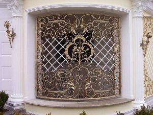 Точная дата появления первых сетчатых конструкций из кованного металла неизвестна, но с уверенностью можно предположить, что кованная металлическая решетка моложе самого металла только на несколько лет.