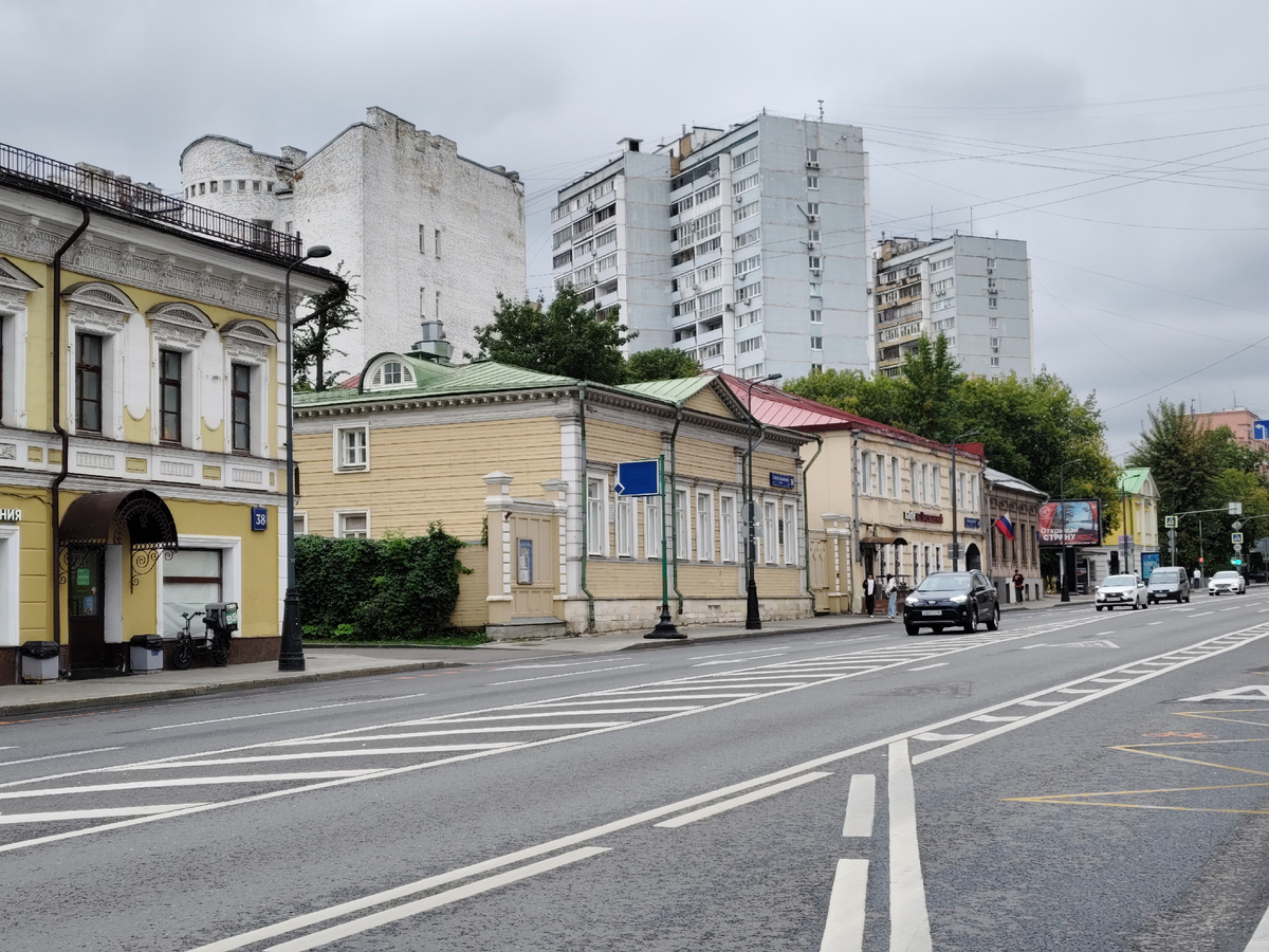 Дом-музей Василия Львовича Пушкина на Старой Басманной ул. в Москве. Позади виднеется доходный дом Шиллера