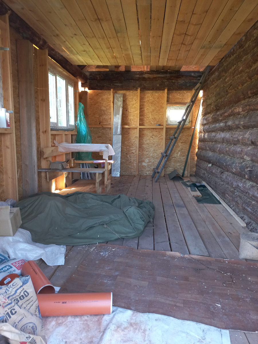 под палаткой часть выкопанной картошки...