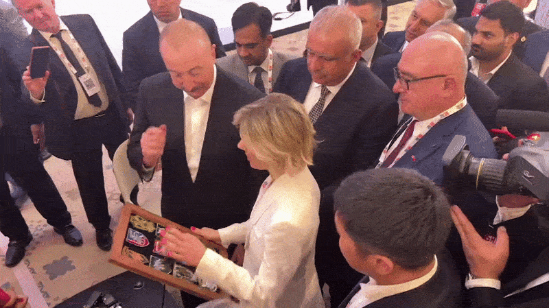    Украинская журналистка Елена Курбанова во время III Шушинского глобального медиафорума подарила президенту Азербайджана Ильхаму Алиеву шевроны украинских военнослужащих. GIF видео ТГ-канал Взгляд Макса