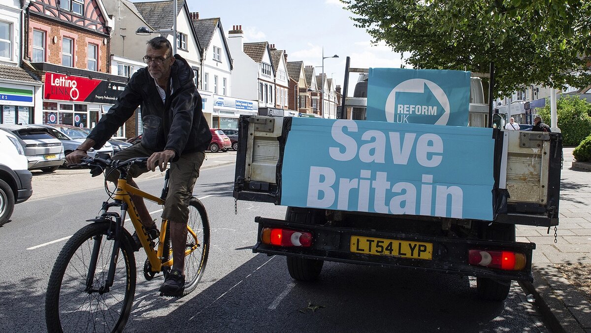   Thomas Krych / AP- Фургон с рекламой партии Reform UK в Клактон-он-си во время общенациональных выборов в Великобритании 4 июля 2024 года