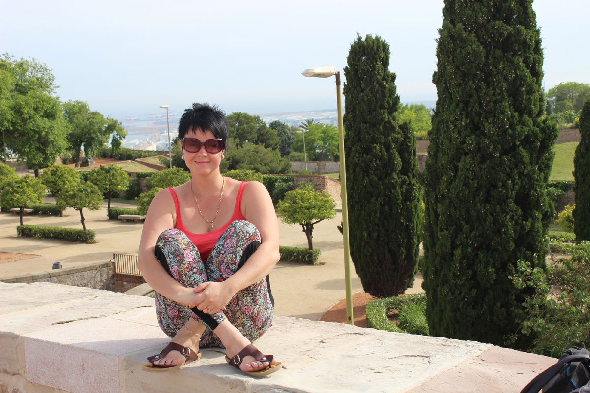 На фото я в прошлой жизни. Чёрные волосы, короткая стрижка. Больше так не экспериментирую.