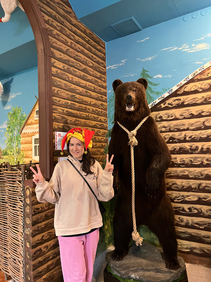 У касс стоит медведь. Мы так и не поняли, чучело или нет