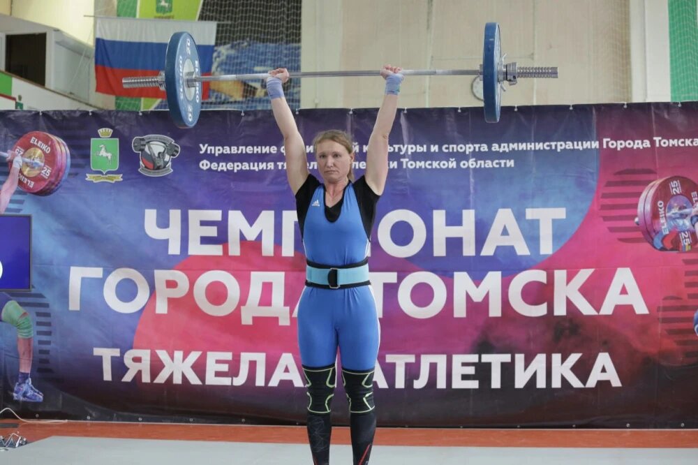    Врач-неонатолог роддома №4 и мать троих детей Виктория Заболотная является чемпионкой Томска по тяжелой атлетике. В тренажерке нагружает себя весами, сбросить эмоциональное напряжение., © предоставлено пресс-службой облздрава