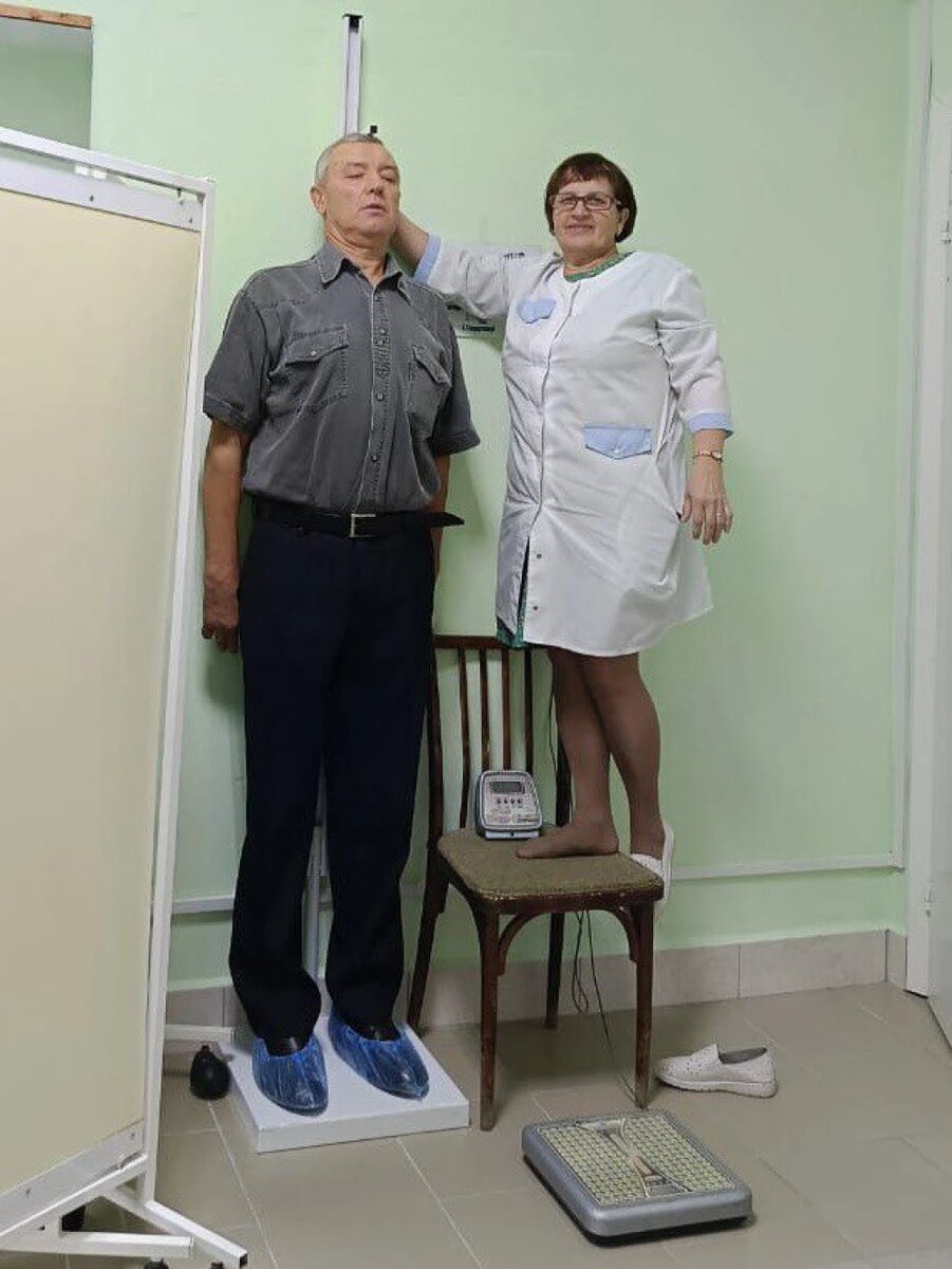    На фото "Будни диспансеризации" фельдшер Первомайской районной больницы Нина Такмакова выполняет сбор антропометрических данных пациента. Женщина работает в здравоохранении более 30 лет, а после работы любит заниматься спортом, в том числе с внуками, и ходить на рыбалку., © предоставлено пресс-службой облздрава