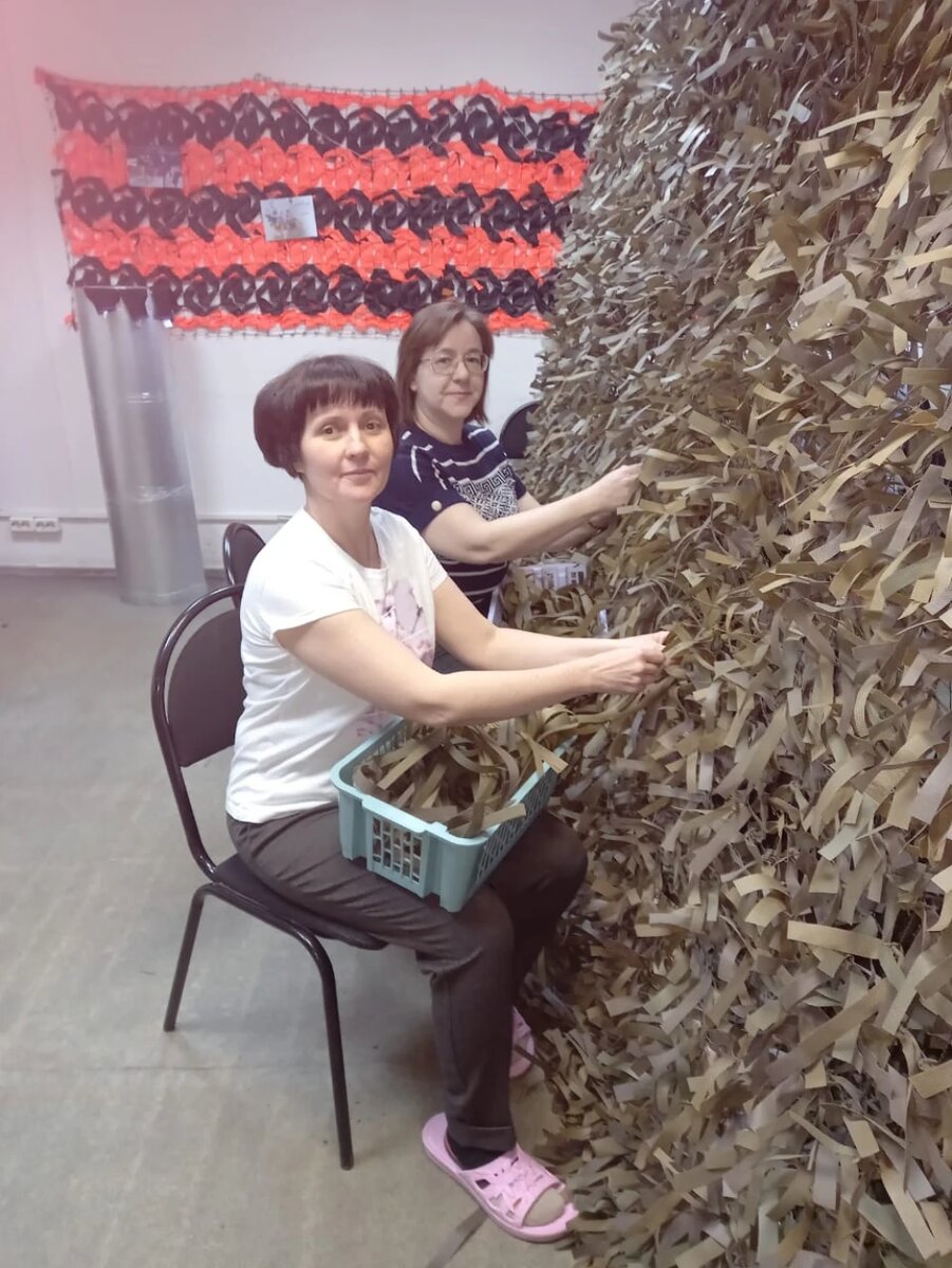    В межвузовской поликлинике врач-инфекционист Татьяна Бирюкова и медсестра Наталья Погребченко уже год плетут маскировочные сети в организации "Георгиевские пчелки"., © предоставлено пресс-службой облздрава