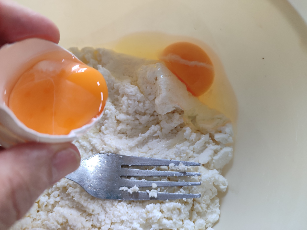 Желточки желтые, и сырнички будет симпатично выглядеть.