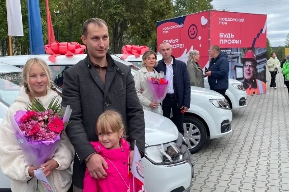    В Ковдоре лучшим горнякам подарили автомобили