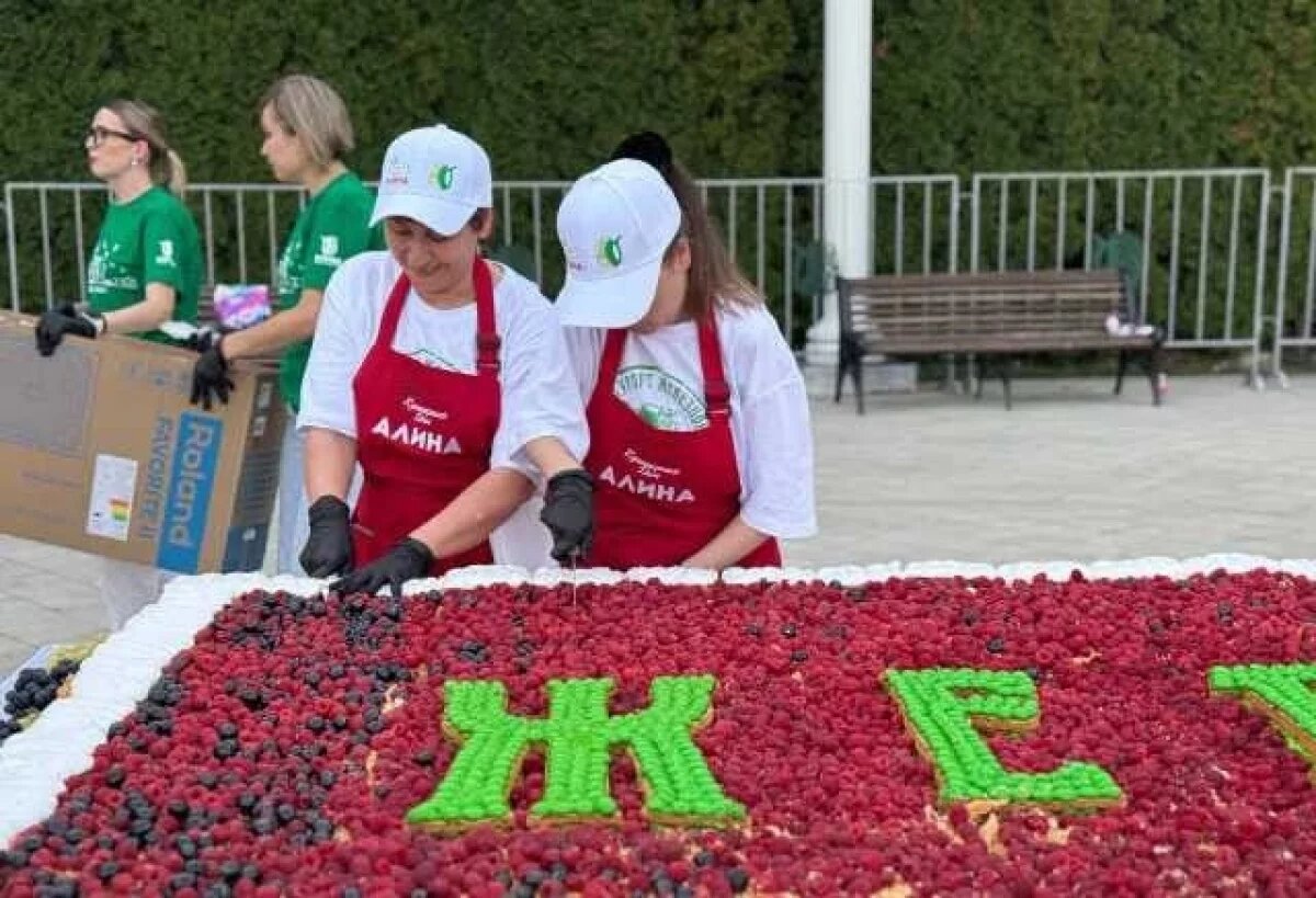   Жителей Железноводска в день рождения города поздравили огромным тортом
