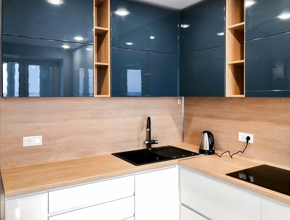 Столешница и фартук выполнены из ДСП в пластике