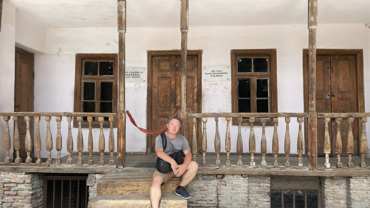 Может, юный Иосиф так же сидел на крылечке?