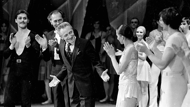 Юрий Григорович, за его спиной Альгис Журайтис - дирижер и муж Елена Образцовой (фото из свободного доступа в интернете)