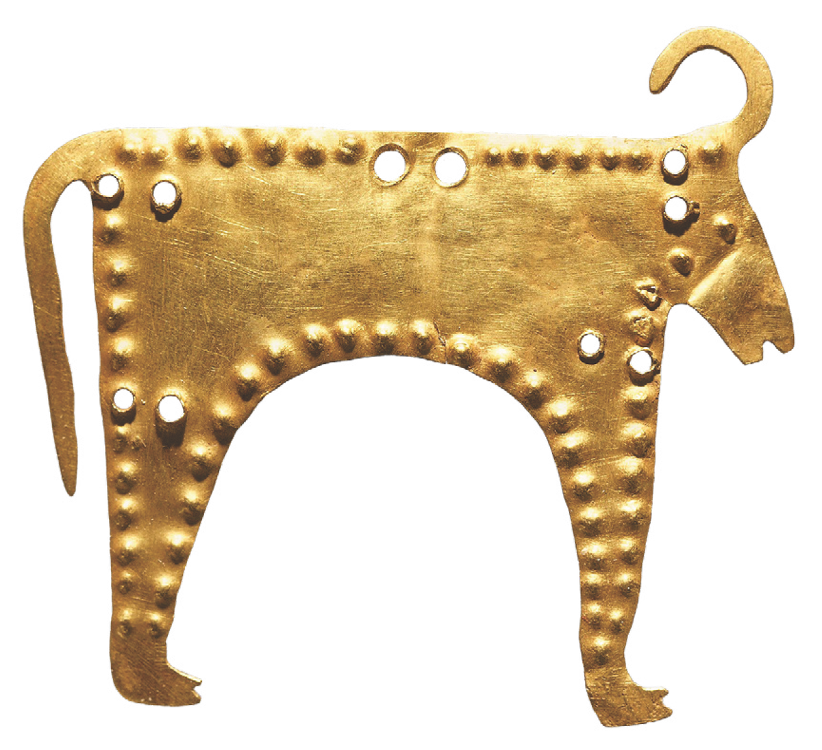 Варненский некрополь
В 1972 году в Варне (Болгария) был открыт крупный некрополь, содержащий около трехсот захоронений. Среди находок оказались древнейшие в Европе золотые изделия, включая украшения, скипетры, оружие, инструменты, пряжки и пластины с изображениями животных. Эти артефакты, датируемые 4600-4200 гг. до н.э., указывают на существование разнообразных культов (солнечных, аграрных, погребальных) в регионе Черного моря.
Цельная золотая пластинка в форме быка, ок. 4600 - 4200 до н. София, Болгария, Natsionalen Istoritcheski Muzej.