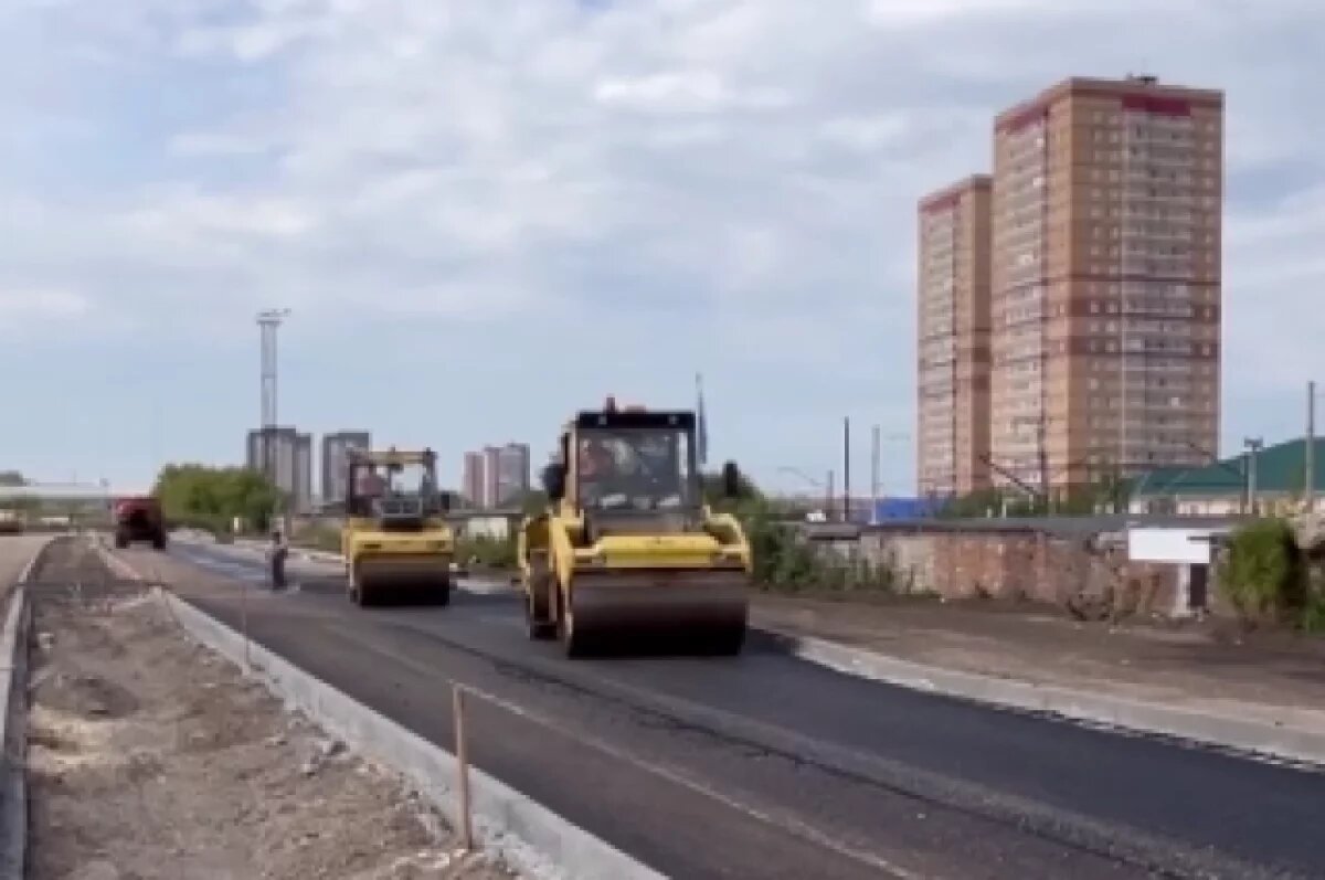    На улице 3-я Пионеров в Красноярске продолжают асфальтировать дорогу