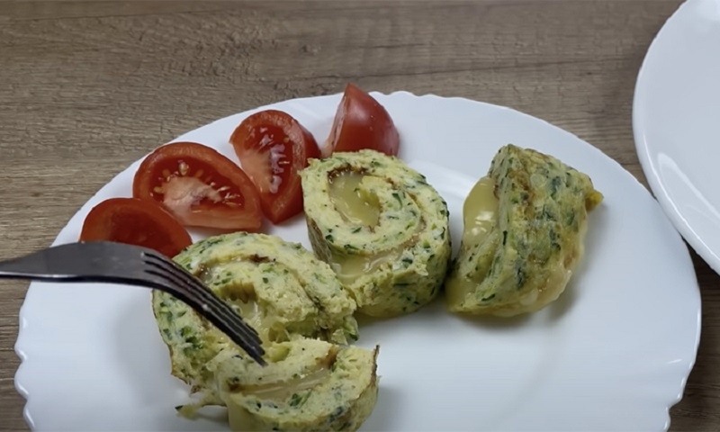 Кабачковый рулет с яйцом и сыром: быстрый завтрак, который заменит полноценный обед