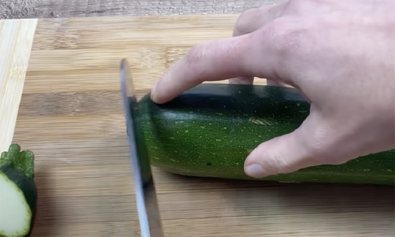 Кабачковый рулет с яйцом и сыром: быстрый завтрак, который заменит полноценный обед