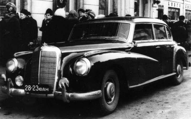 Представительский Mercedes-Benz 300 по прозвищу Adenauer (Аденауэр – в честь первого послевоенного канцлера ФРГ) с подмосковными номерами. Вероятно, в прошлом — посольская машина.