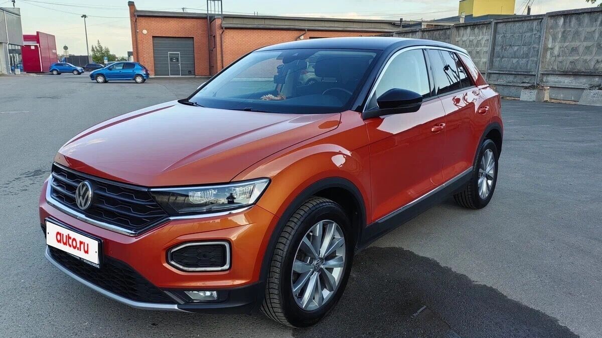 Двухцветный кузов, веселенький салон, экономичный дизель на 150 сил и полный привод были одной из топовых комплектаций T-Roc первого поколения. Фото: Авто.ру