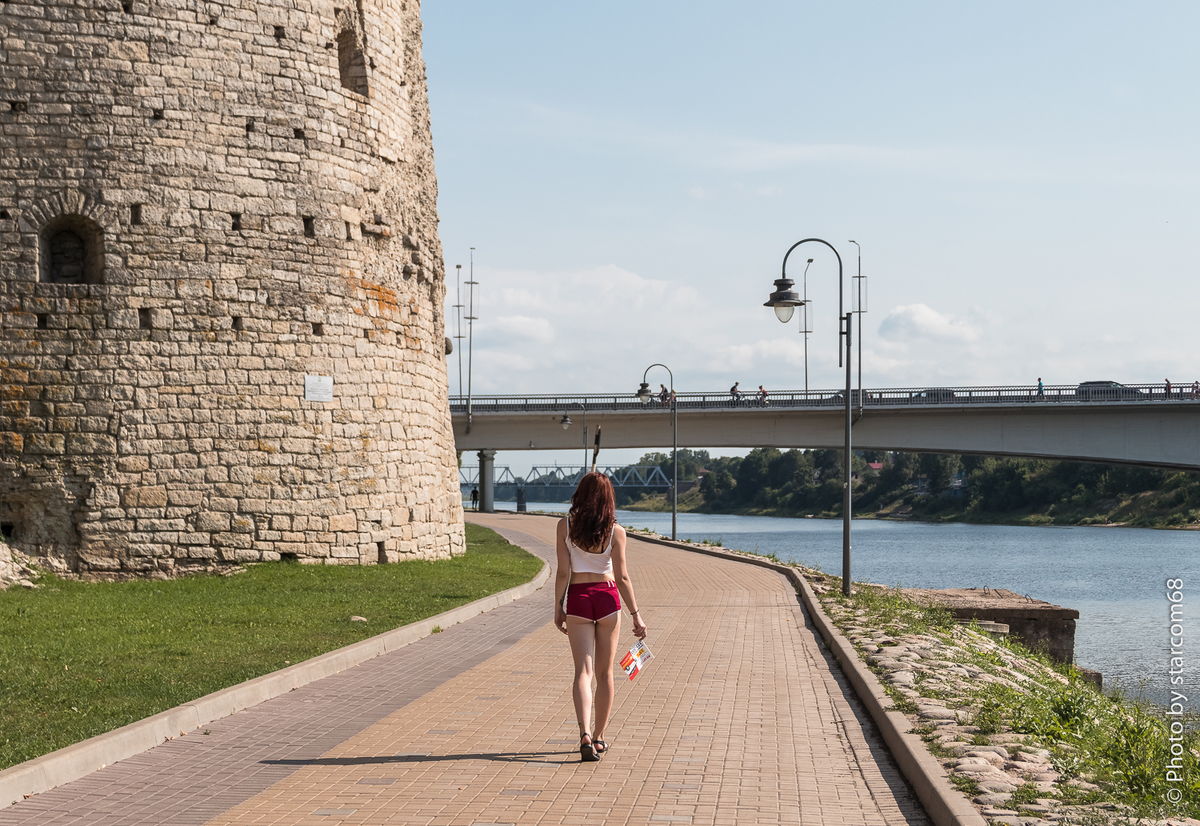 Девушка прошла мимо, не обращая на меня никакого внимания