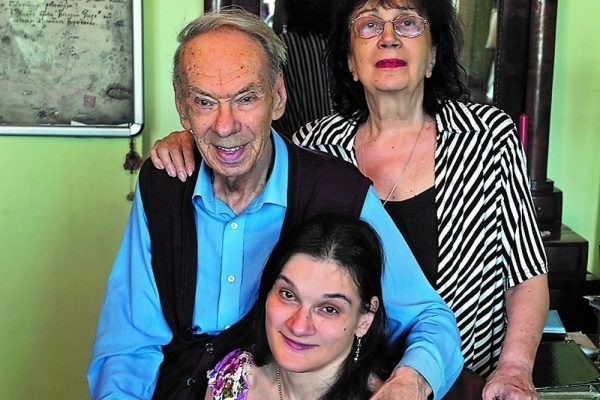    Алексей Баталов с Гитаной Леонтенко и дочерью, фото: rg.ru