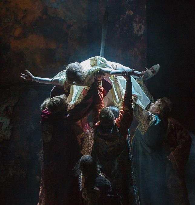 Смерть Цезаря в постановке театра Модерн. Москва, 2018 г.