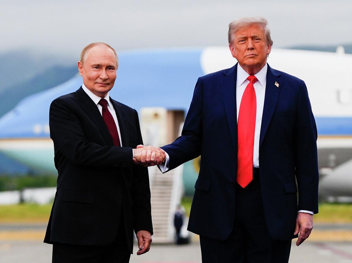    Президент России Владимир Путин и президент США Дональд Трамп во время встречи в Анкоридже, Аляска© AP Photo / Julia Demaree Nikhinson