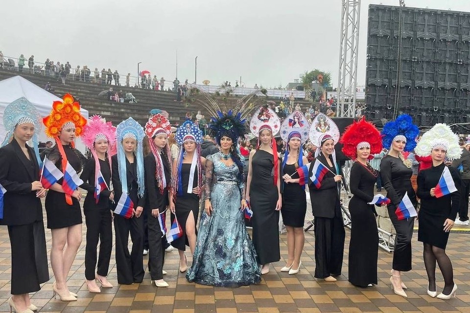    Тысяча красавиц пришли в кокошниках. Фото: vk.com/park_peschanka
