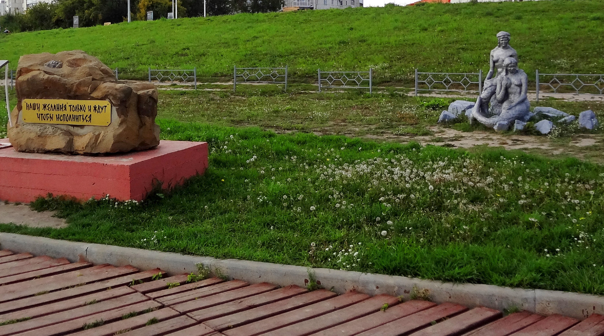 Слева - "Камень желаний", справа скульптура "Русалки"