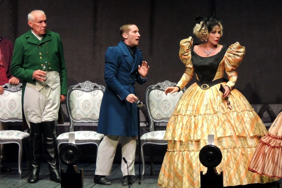    Сцена из спектакля «Ревизор» Владимира Панкова в театре «Мастерская «12»». Анастасия ПЛЕШАКОВА