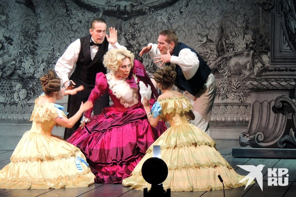    Елена Яковлева в роли жены городничего Анны Андреевны, а вокруг неё «раздвоившиеся» Хлестаков и Марья Антоновна. Анастасия ПЛЕШАКОВА