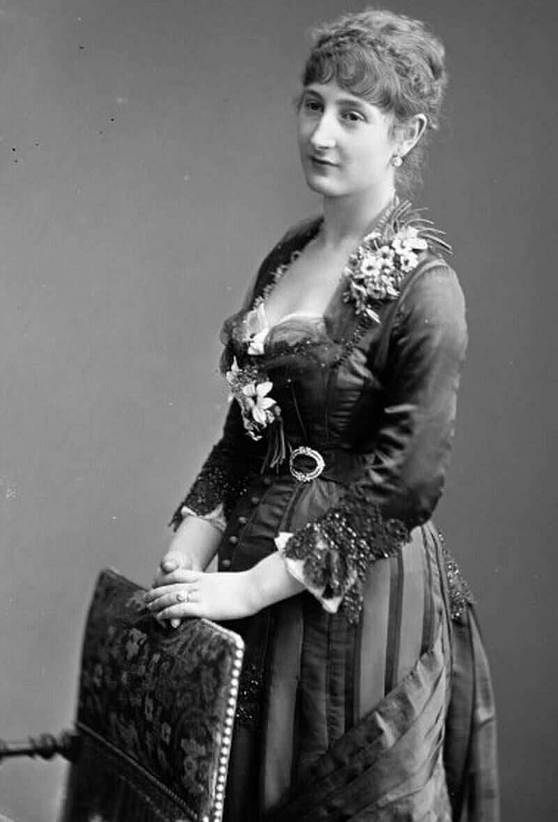 Вирджинию Готро художник впервые увидел в 1881 году на одном из светских мероприятий.
