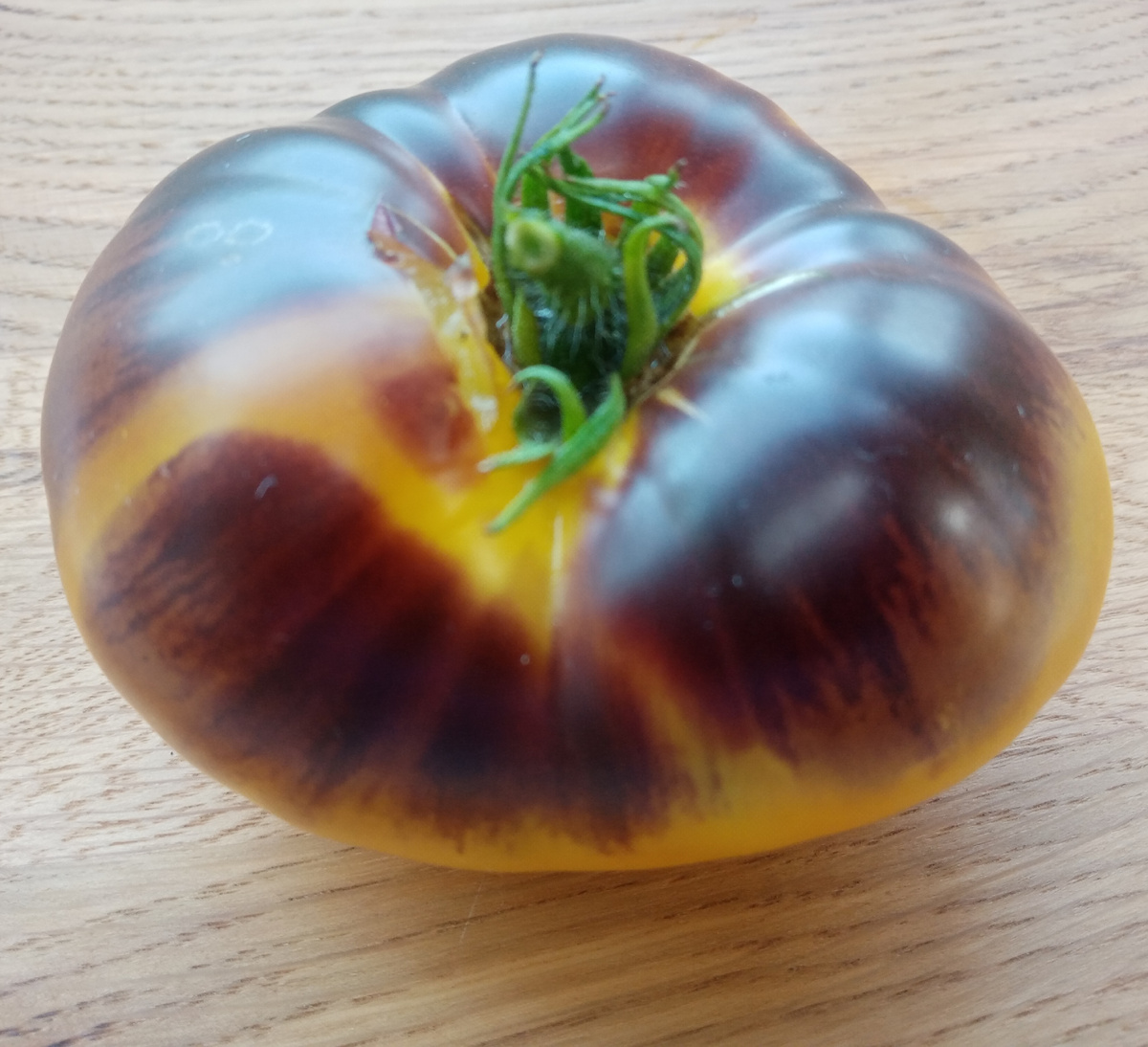 Фото автора от 11.08.2025г. Плод томата Большой белый фиолетовый.