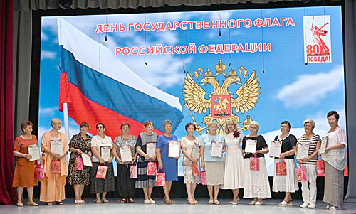    Е.А. Ягольник (пятая справа) вручила награды аксайчанкам. / ФОТО Юлии Фроловой Администратор