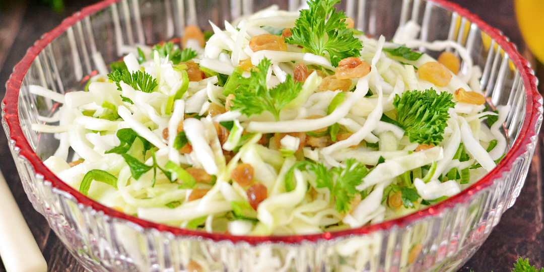 10 минут и готов простой салат с изюмом: дешёвый, сытный и вкусный. Хрустит, бодрит и не портится до следующего дня