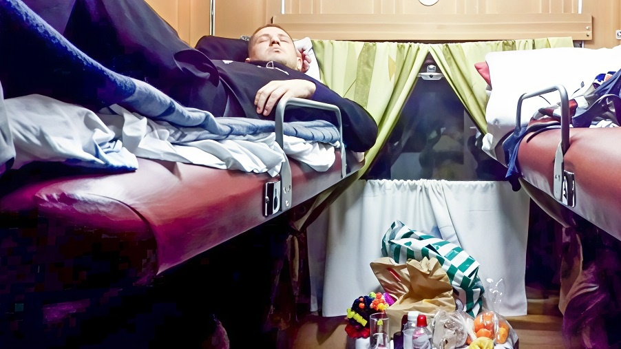 Купила нижнюю полку, пошла поесть, вернулась, а на её месте спит пенсионер