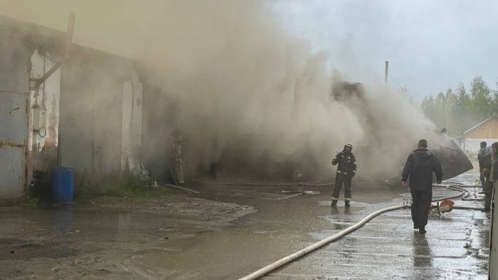    Крупный пожар уничтожил восемь гаражей в Нягани