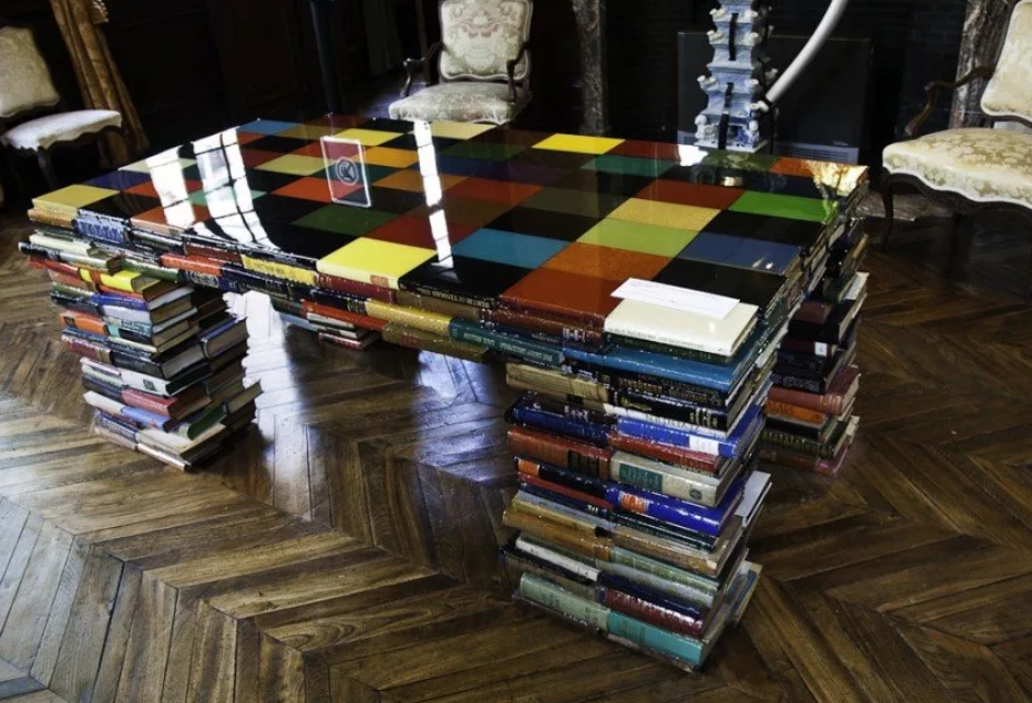 Ну ладно, если мебель из паллет - они все равно предназначены для подставки подо что-то. Нормально, если из старых чемоданов - у них функция хранения, вот пусть и хранят что-то, заодно украшая интерьер. Но у книг совсем другая функция!