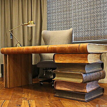 Не надо путать со стилизацией. Эти книги явно не для чтения, о чем говорит их размер (антиквартные так не хранят, а современных такого размера не бывает)