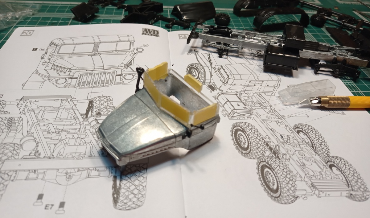 1. Со сборочного участка.  Стекла у модели плоские и поэтому маскировка окон не составляет труда