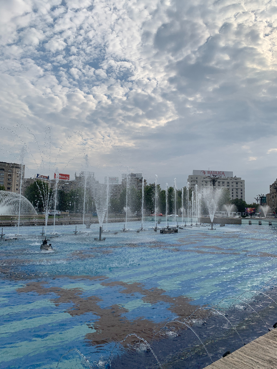 Фонтаны в центре города, посроенные при Чаушеску