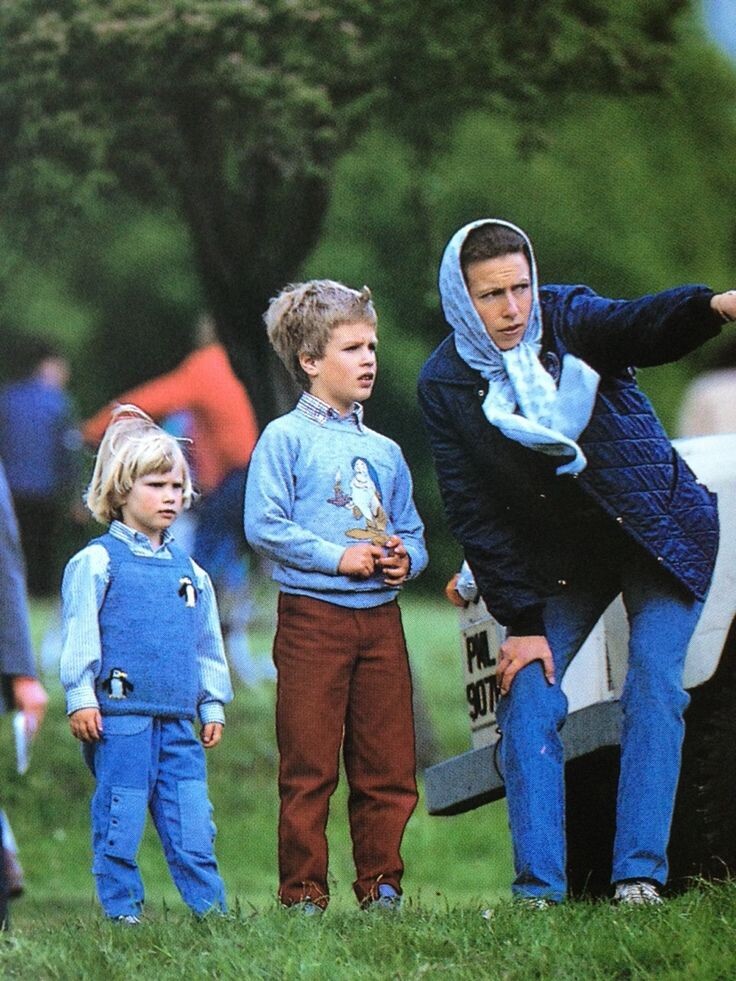 Принцесса Анна (еще молодая женщина) со своими детьми Питером и Зарой.