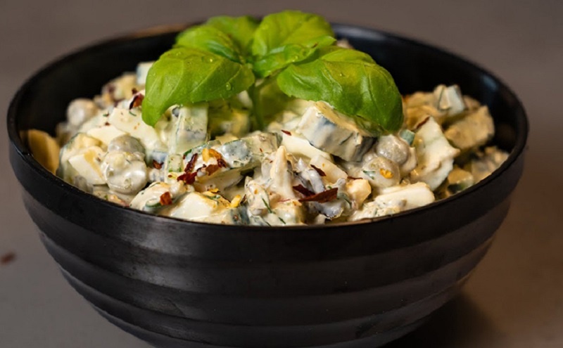 Салат из свежих огурцов с сыром: сытно, легко и очень вкусно