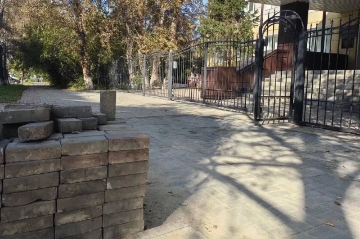    Дмитрий Махиня проверил благоустройство у школ и гимназий