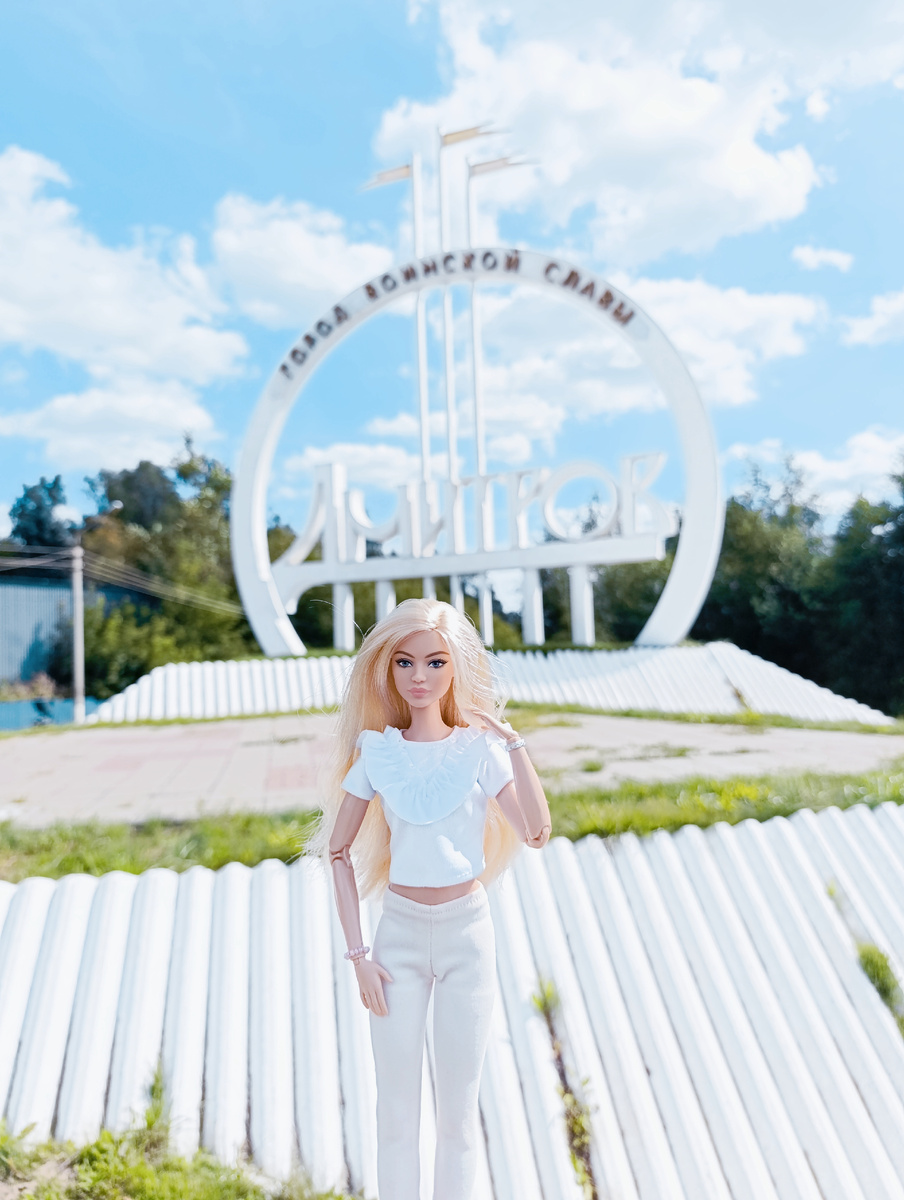 Делина в жаркий летний день по дороге на дачу