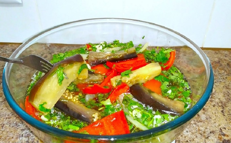 Маринованные баклажаны с перцем: закуска, которая исчезает быстрее мяса