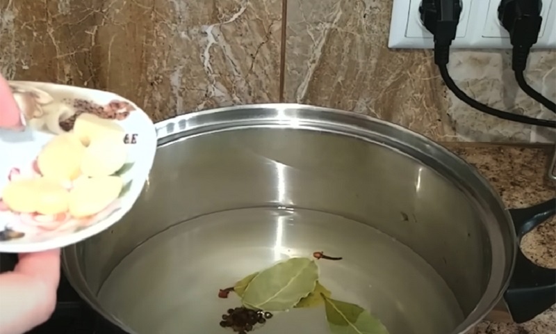 Маринованные баклажаны с перцем: закуска, которая исчезает быстрее мяса