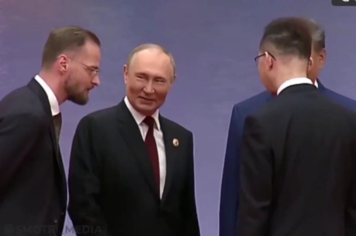    Путин и Си Цзиньпин кратко пообщались перед совместным фотографированием