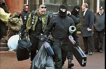 Самое известное фото Парубия. Тащит снайперские винтовки для «Небесной сотни». https://politikus.info/events/170973-samoe-izvestnoe-foto-parubiya.html